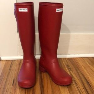 Great condition size 7 red Hunter boots